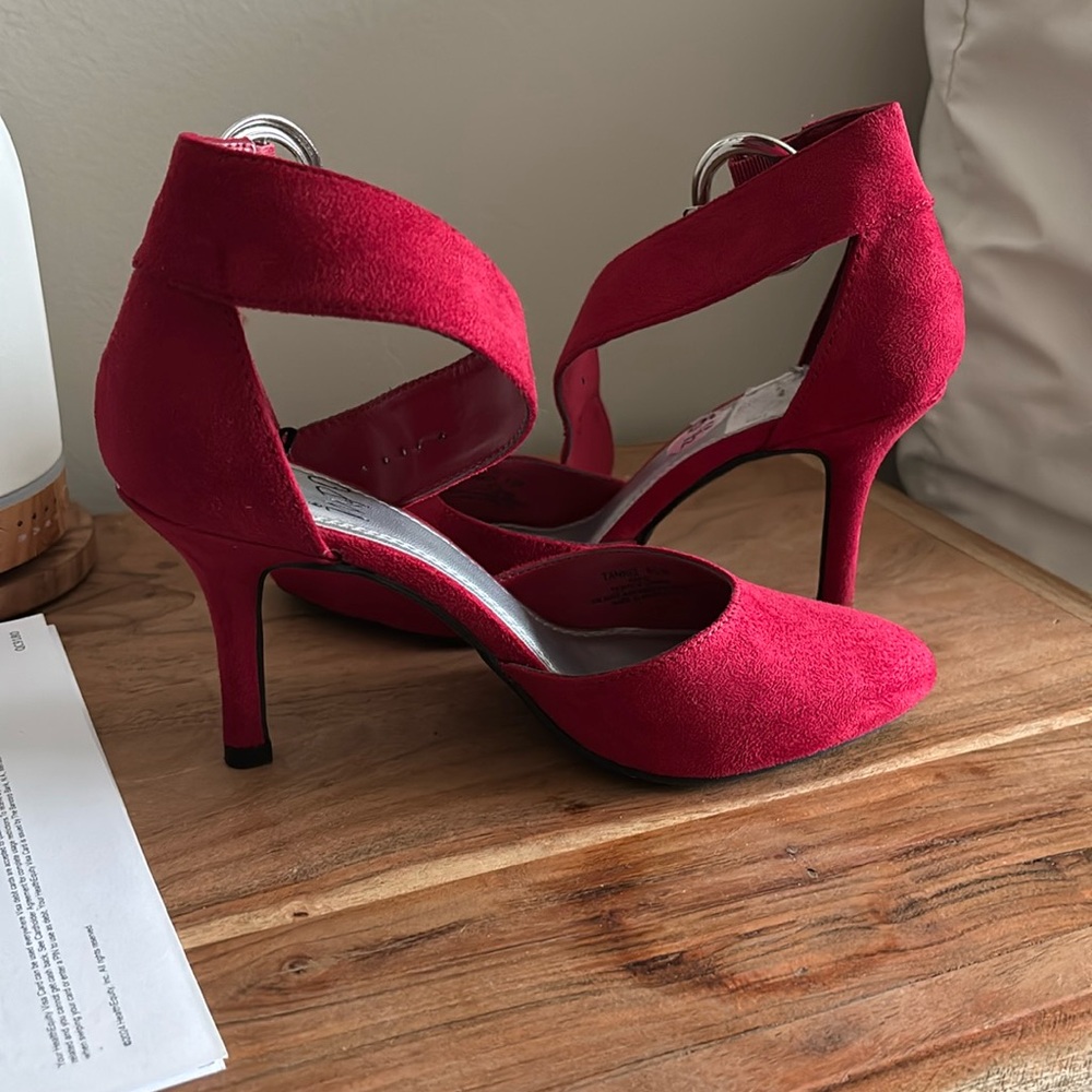 Hardly ever worn, I just don’t have clothes to wear with them. IMPO Size 5 1/2